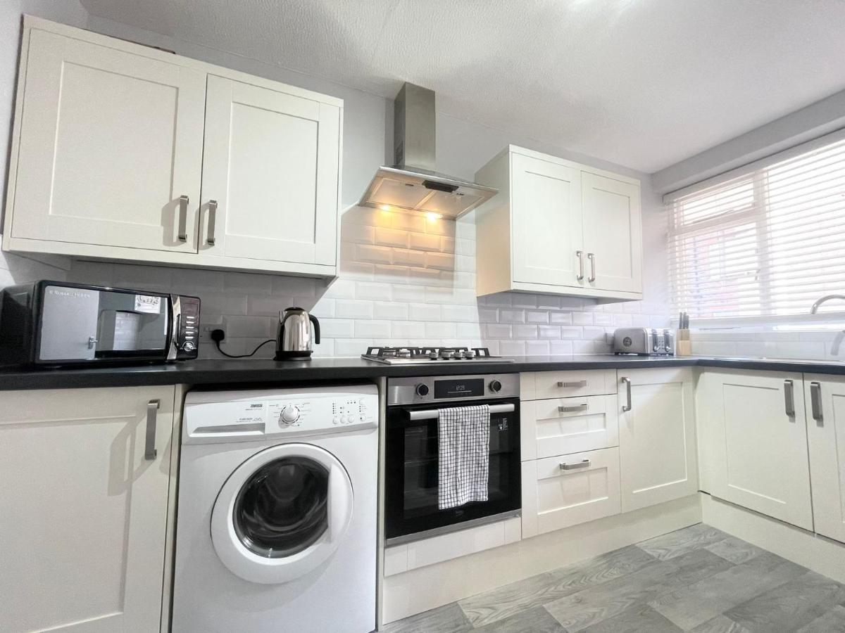 Best Price! Wonderful 2 Bedroom, 2 Superkings Or 4 Singles, Fantastic Location & Free Parking! *