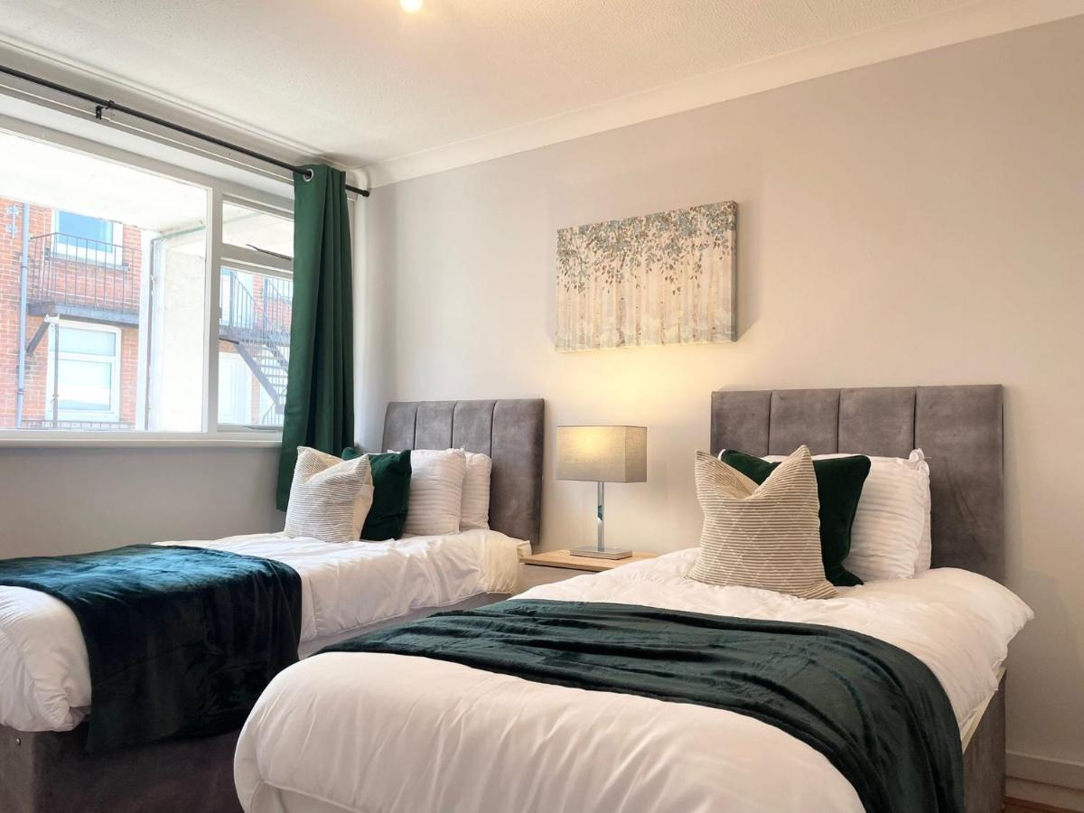 Best Price! Wonderful 2 Bedroom, 2 Superkings Or 4 Singles, Fantastic Location & Free Parking! Portsmouth