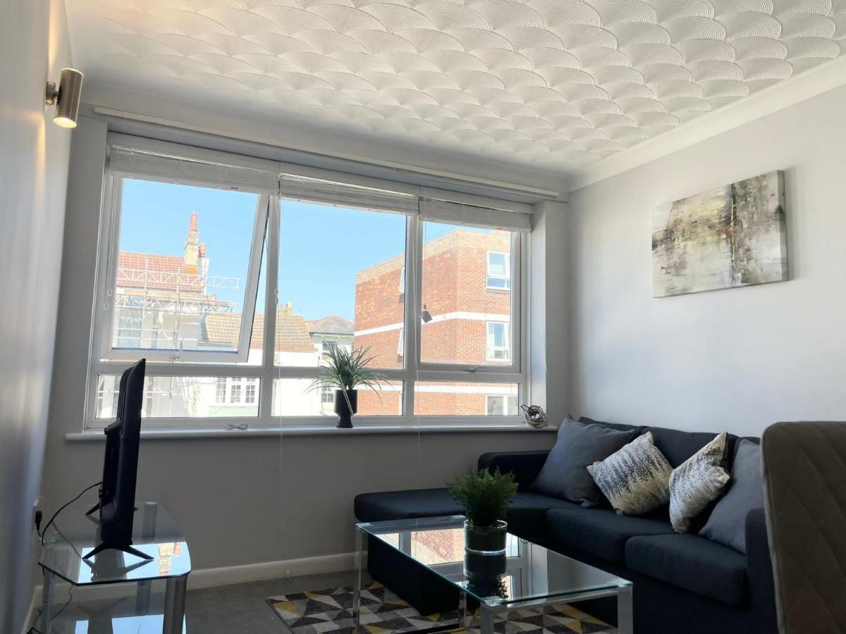 Appartement Best Price! Wonderful 2 Bedroom, 2 Superkings Or 4 Singles, Fantastic Location & Free Parking!