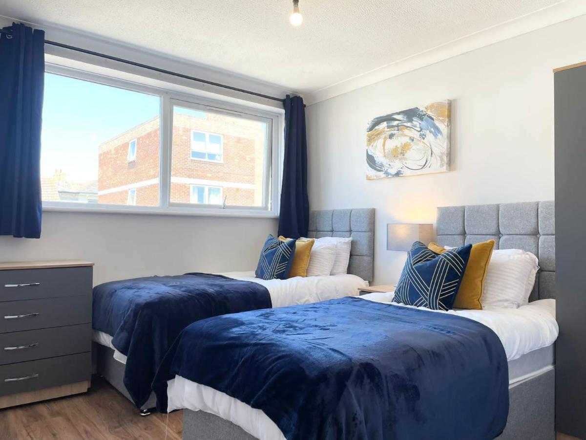 Best Price! Wonderful 2 Bedroom, 2 Superkings Or 4 Singles, Fantastic Location & Free Parking! Appartement *